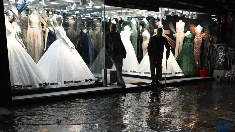 İzmir'de sağanak yağış sonrasında su baskınları yaşandı