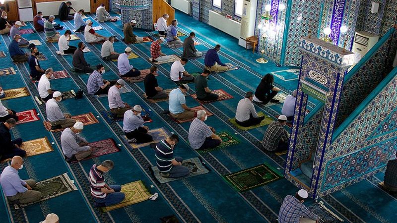 İş vaktinin cumaya denk gelmesi, cuma namazını kılmamak için geçerli bir mazeret olabilir mi?