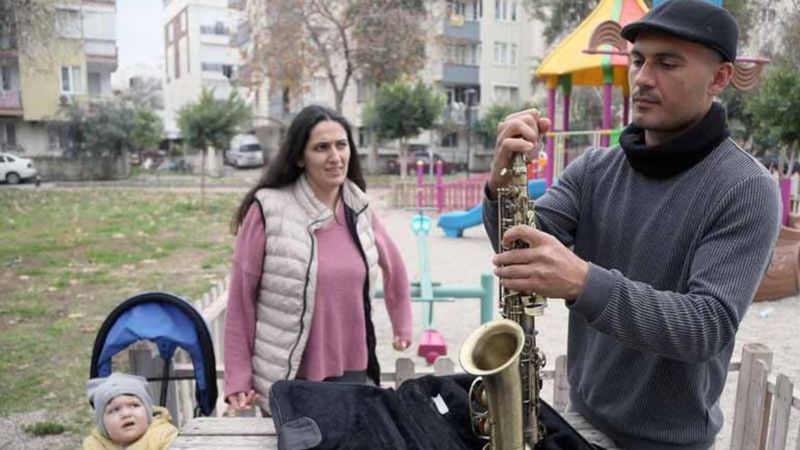 Antalya'da geçim kaynağı çalınan Abbas, yeni saksafonuna kavuştu