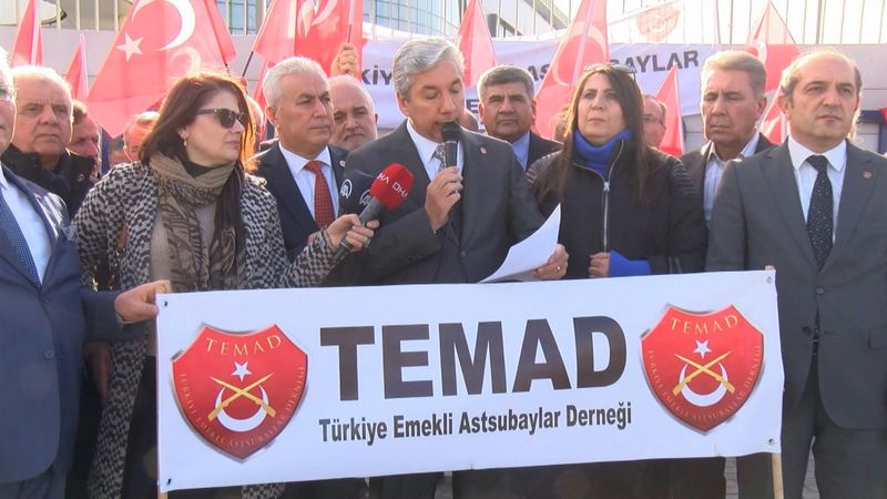 Emekli Astsubaylar Derneği BAYKAR önünde açıklama yaparak destek verdi