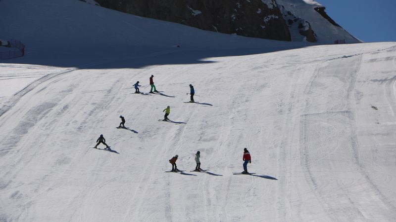 Hakkari'de 2 bin 800 rakımlı kayak merkezi tek pistle açıldı