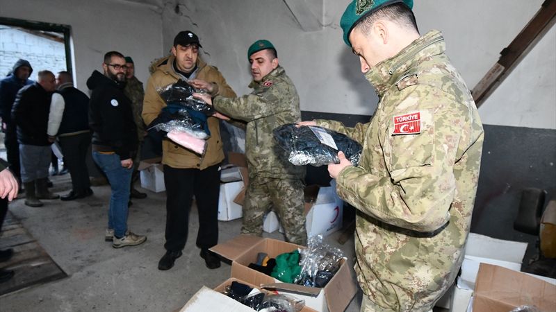 Türk askeri Kosova'da selden etkilenenlere giysi yardımı yaptı