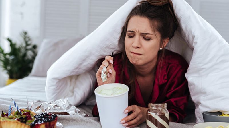 Kalbiniz kırıksa mutfağa girmeyin! 'Duygusal yeme' bakın neye sebep oluyor