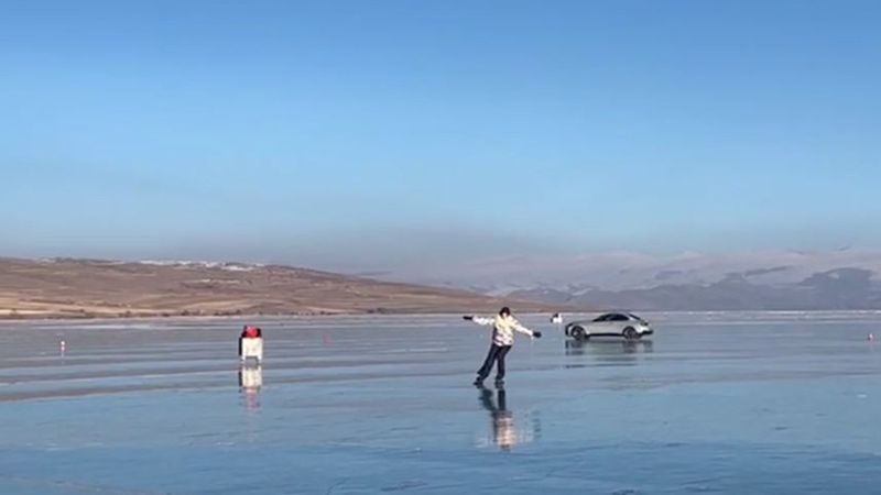 Çıldır Gölü dondu: Buz patencileri ile otomobiller sahneye çıktı