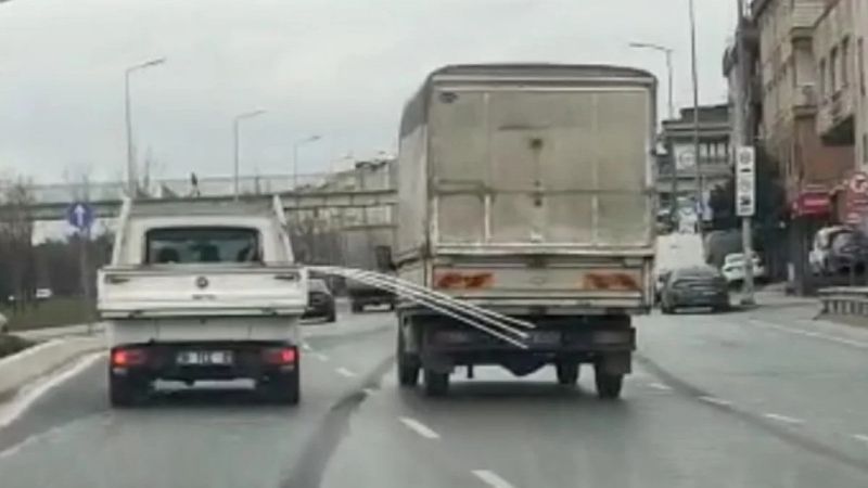İstanbul'da kamyonetteki borular araçlara çarparak trafikte tehlike saçtı