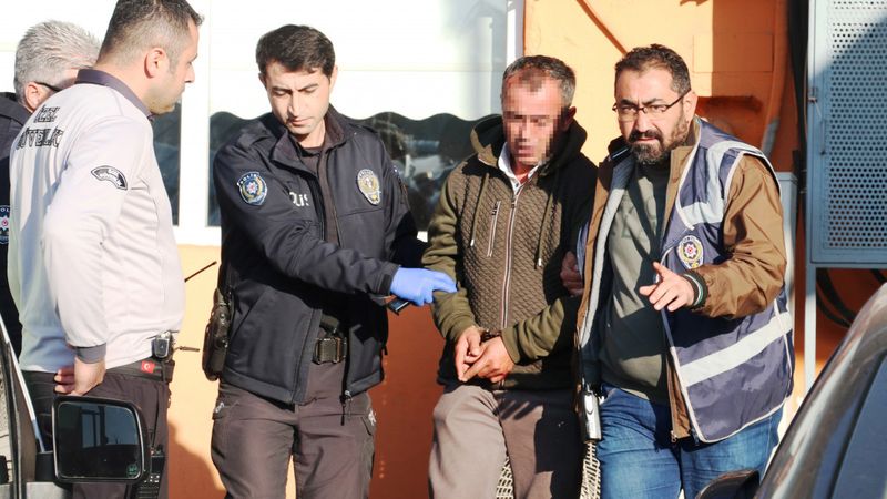 Antalya'da işten atılan temizlik görevlisi, tabancayla belediyeyi bastı