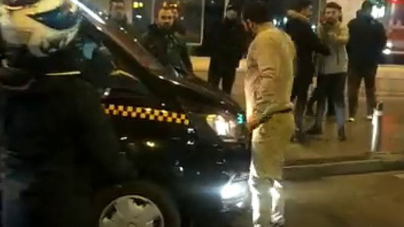 Şişli’de motosiklet sürücüsü bıçakla taksinin lastiğini kesti