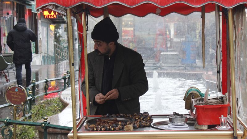 Eskişehir'de epilepsi hastası bayılsa bile tezgahının başından ayrılamıyor