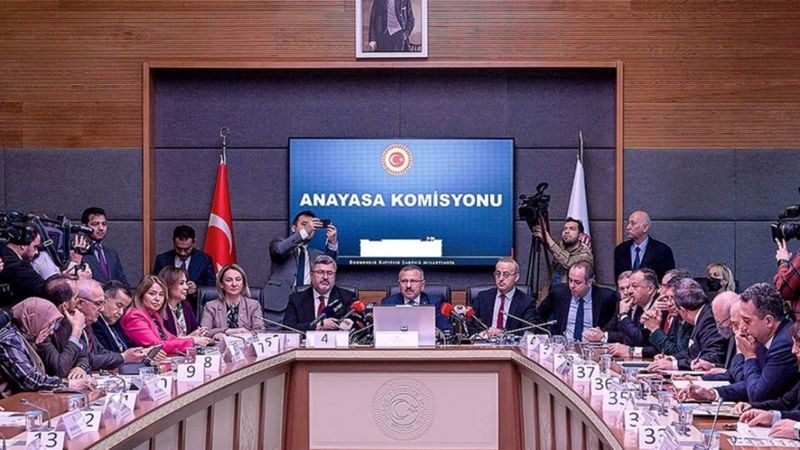 Hayati Yazıcı: Muhalefet, 'dini inancı sebebiyle başını örten' ifadesini çıkarmak istedi