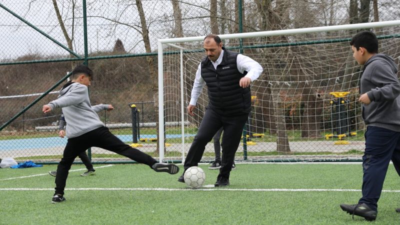 Sakarya Valisi ceketini çıkartıp çocuklarla maç yaptı