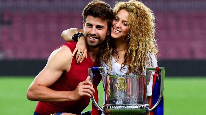 Pique'den Shakira'ya nispet! Yeni sevgilisiyle samimi pozunu paylaştı..