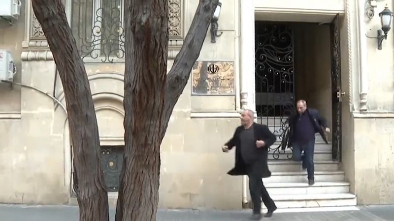 İranlı diplomatlar Büyükelçilikten belgelerle çıkarken görüntülendi