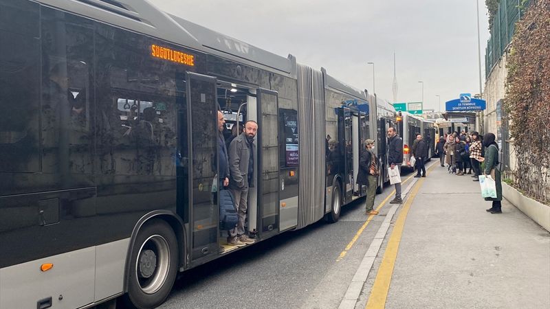 İstanbul'da arızalanan metrobüs yoğunluk oluşturdu