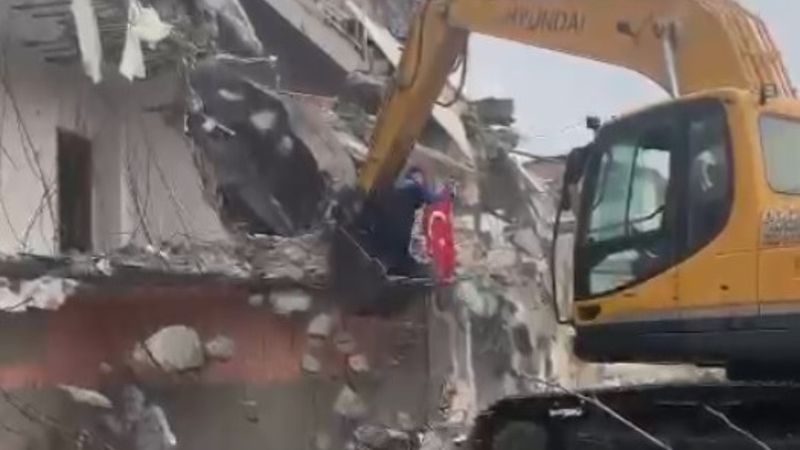 Kocaeli'de bayrak hassasiyeti yıkımı durdurdu