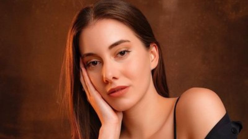 Yalı Çapkını'nın Suna'sı Beril Pozam derin yırtmacıyla nefes kesince... 