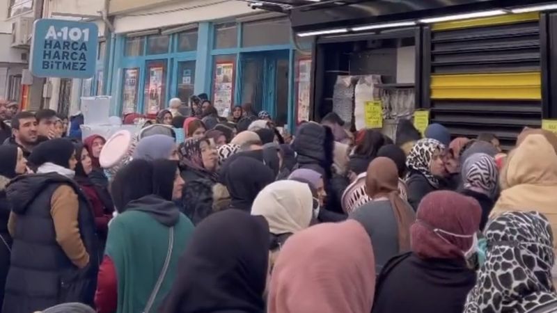 Bursa'da indirim izdihama sebep oldu