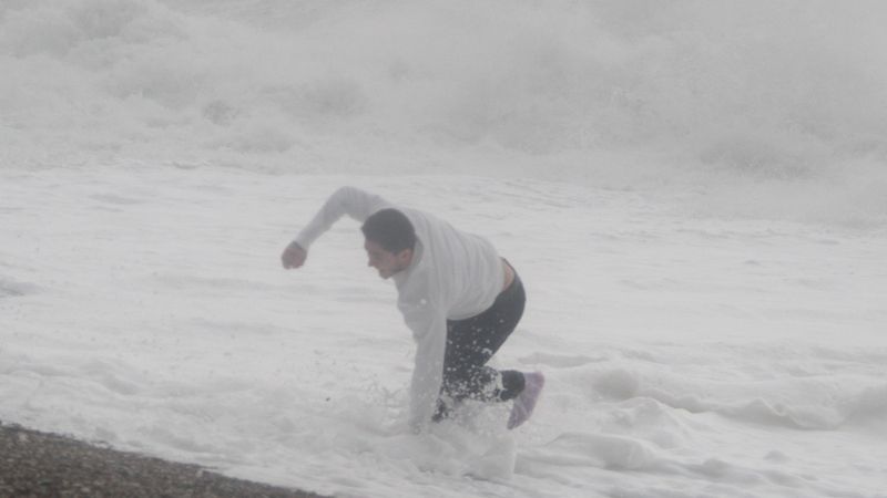 Antalya'da dev dalgalarla oyun oynadılar