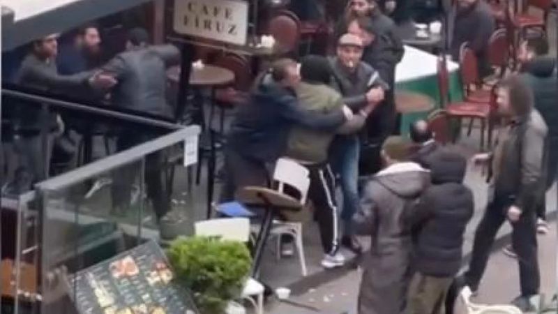 İstanbul'da kafede baltalı kavga paniği