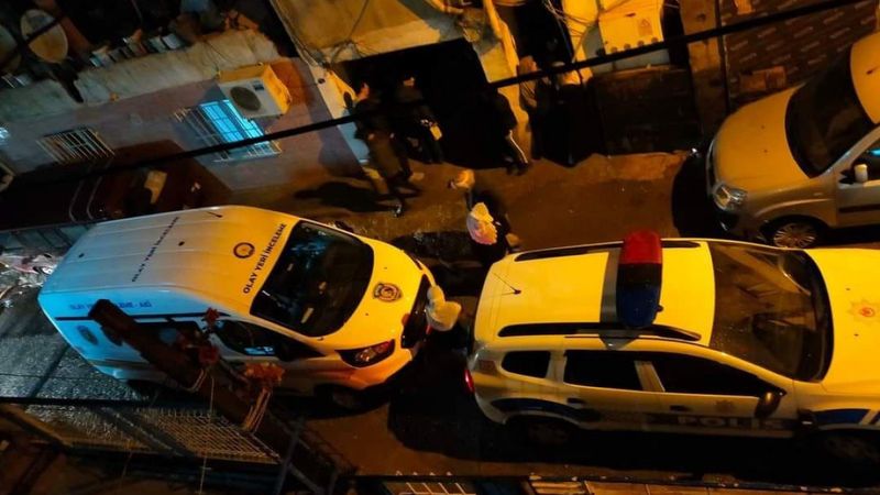 İzmir'de bir Suriyeli, elleri plastik kelepçeyle bağlı asılı bulundu