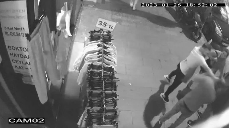 İstanbul'da kadını taciz eden sapığa esnaf dayağı