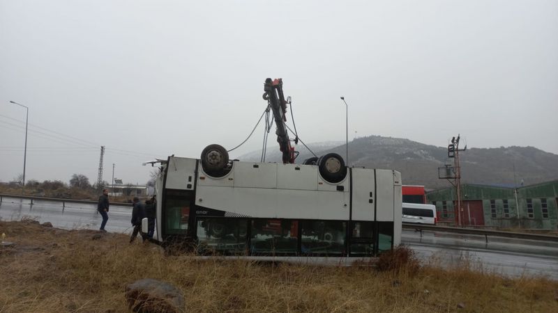 Kayseri'de işçileri taşıyan midibüs devrildi