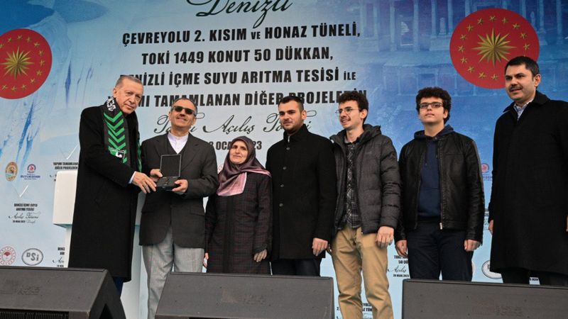 Murat Kurum, evine kavuşan aile ile Cumhurbaşkanı Erdoğan'a hatıra fotoğrafı çekti