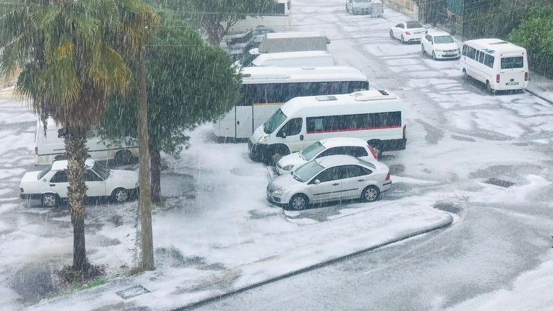 Antalya'da dolu: Sokaklar beyaza büründü