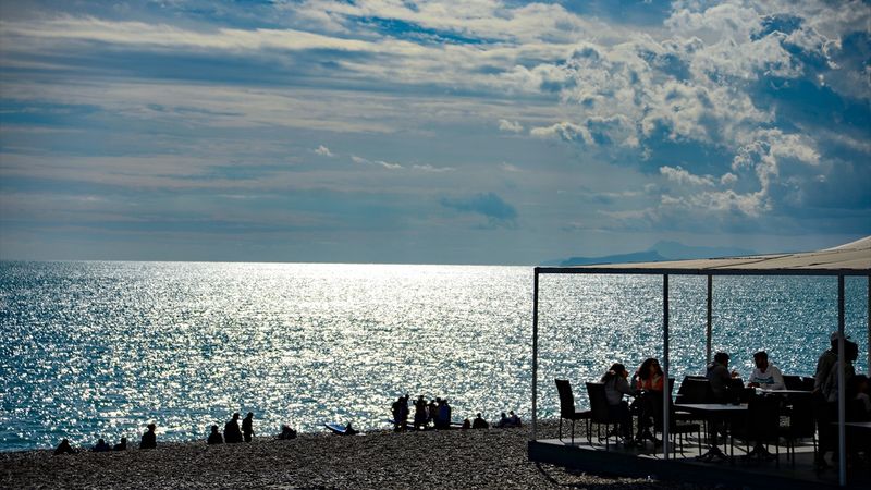 Antalya'da güneşi gören denize girdi