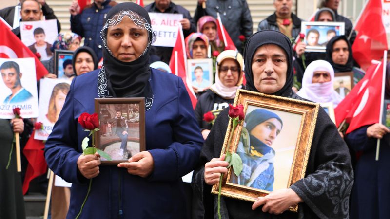 Diyarbakır'da evlat nöbetine 2 aile daha katıldı