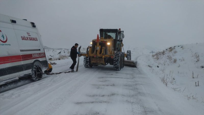 Van'da ambulans karlı yolda kaldı