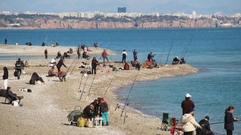Antalya'da kaçak balık için sahillere akın ettiler