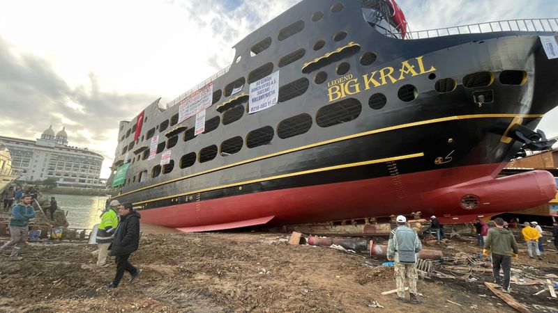 Dünyanın en büyük tur teknesi Antalya’da suya indirildi