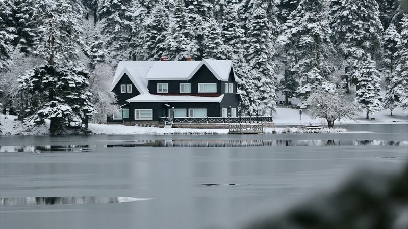 Gölcük kar manzaralarıyla büyüledi