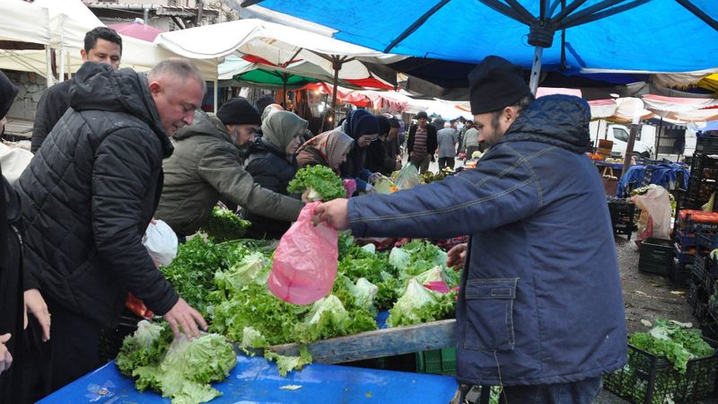 Bolu'da EYT'li pazarcı tüm ürünleri 5 liradan sattı