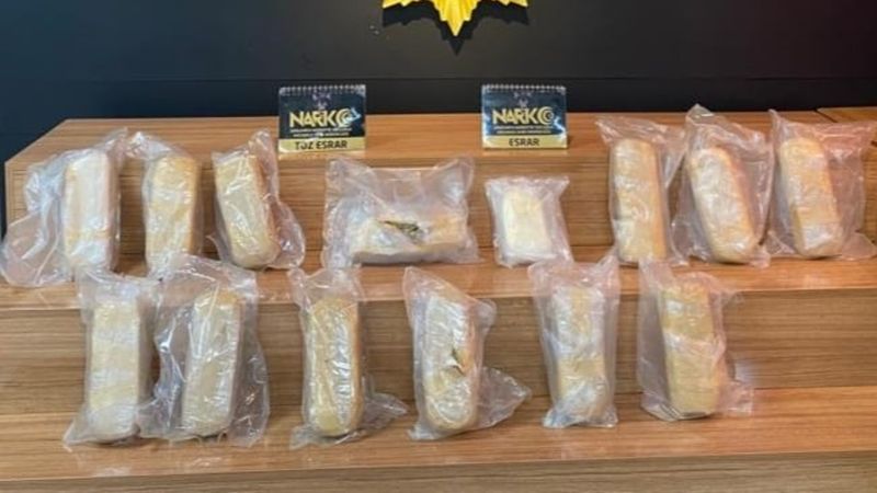 Şanlıurfa'da uyuşturucu aracın deposundan çıktı