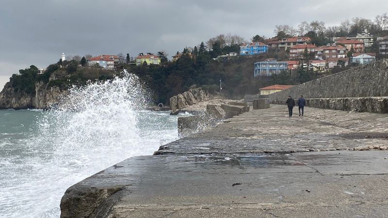 Zonguldaklı vatandaşlar yağmur ve rüzgarlı havada yürüyüş yaptı