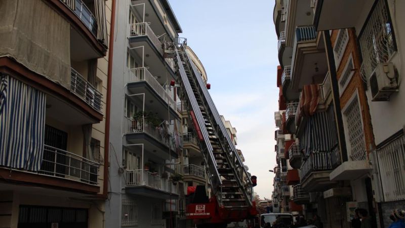 Aydın'da yanan eve kapısı kırılarak müdahale edildi