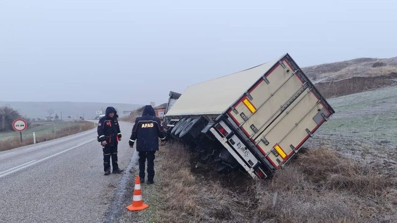 Çorum'da tavuk yüklü tır devrildi, sürücüsü kayboldu