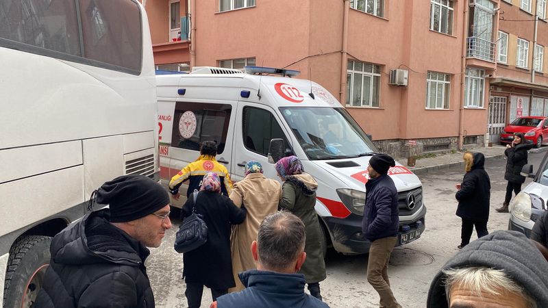 Kütahya'da freni boşalan otobüs, park halindeki araçlara ve apartmana çarptı