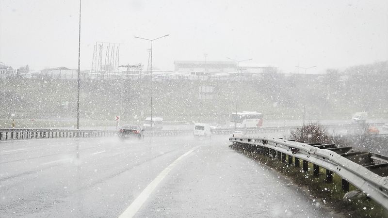 İstanbul'da hava ulaşımına kar engeli