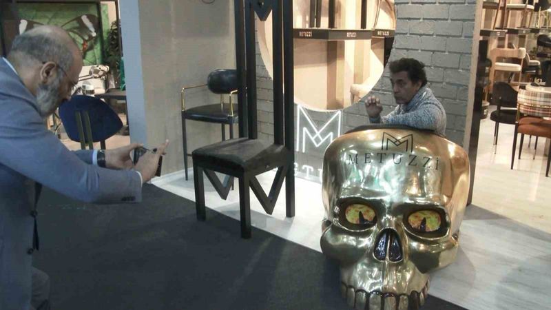 Bursa'da kuru kafa şeklinde sandalye yapıp fuarın gözdesi oldular