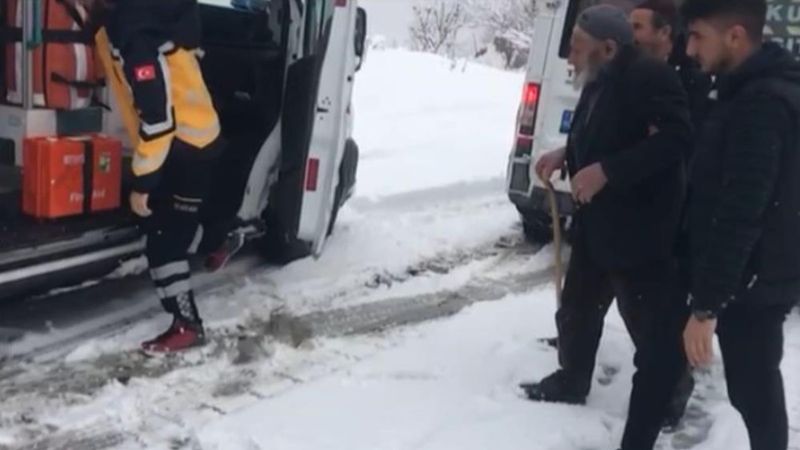 Siirt'te 70 yaşındaki hasta adam için karlı yollar aşıldı