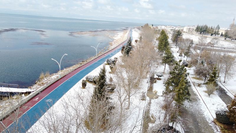 Beyşehir Gölü kuraklık sonrasında beyaza büründü