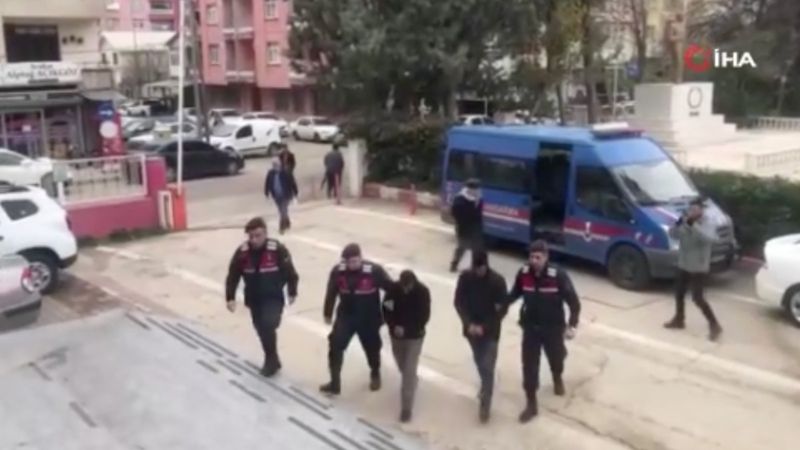 Adana'da hurda aracıyla gezen 2 hırsız adliyeye sevk edildi