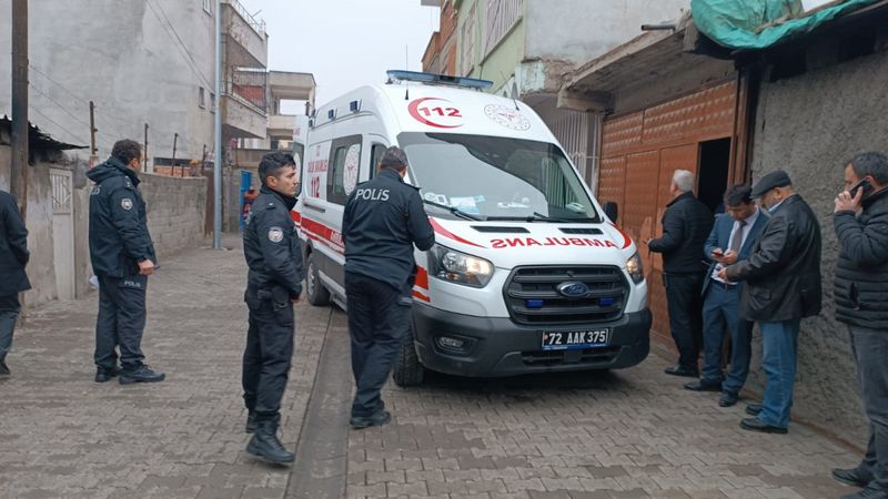 Batman'da babası tarafından boğulan küçük Adara defnedildi