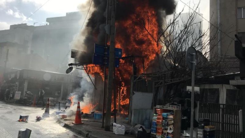 Beykoz'da ayakkabı mağazası alevlere teslim oldu