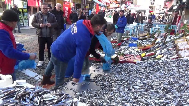 Edirne'de hamsinin kilosu tezgahta 20 TL'ye düştü