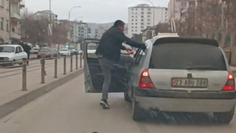 Elazığ'da seyir halindeki aracın sürücüsü darbedildi