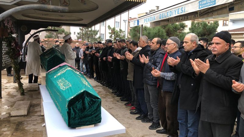 Kartal'da evlerinde ölü bulunan anne ve 2 kızı defnedildi