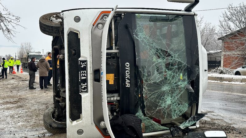 Kastamonu'da cenaze taşıyan midibüs devrildi